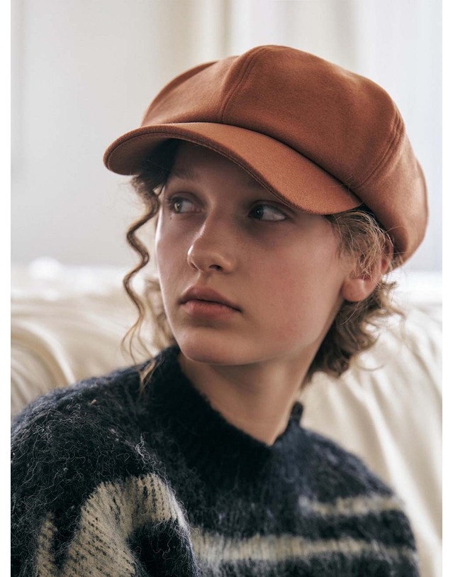 포에지담 GLEAM MARGOT HAT IN CAMEL 착용컷