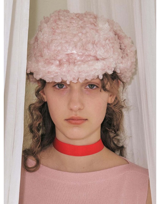 포에지담 CURLY EARFLAP HAT IN CLOUD PINK 착용컷