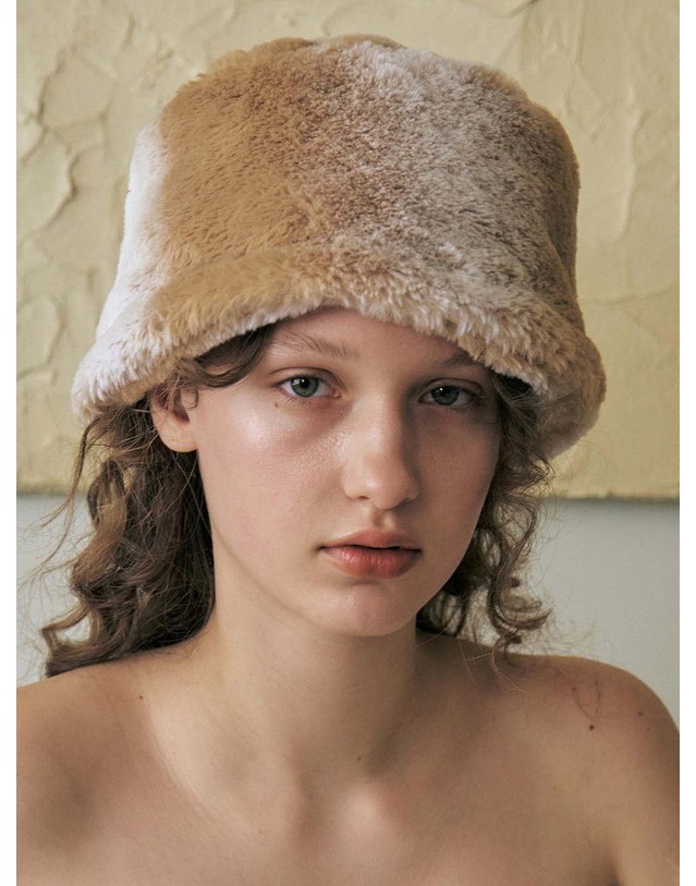 포에지담 PETIT FUR MEATEL HAT IN MOCHA POWDERY 착용컷