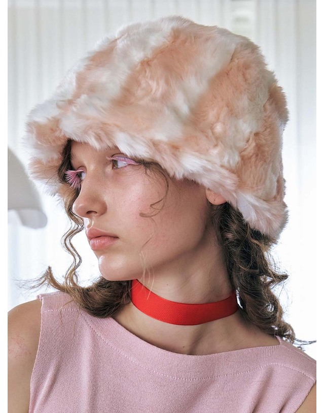 포에지담 PETIT FUR MEATEL HAT IN PINK SNOW 착용컷