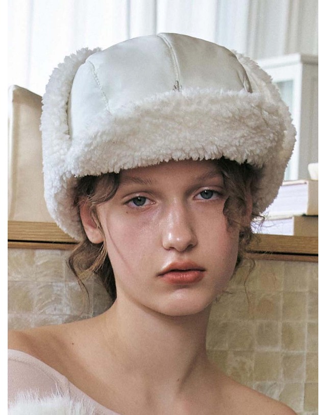 포에지담 PADDING EARFLAP HAT IN IVORY 착용컷