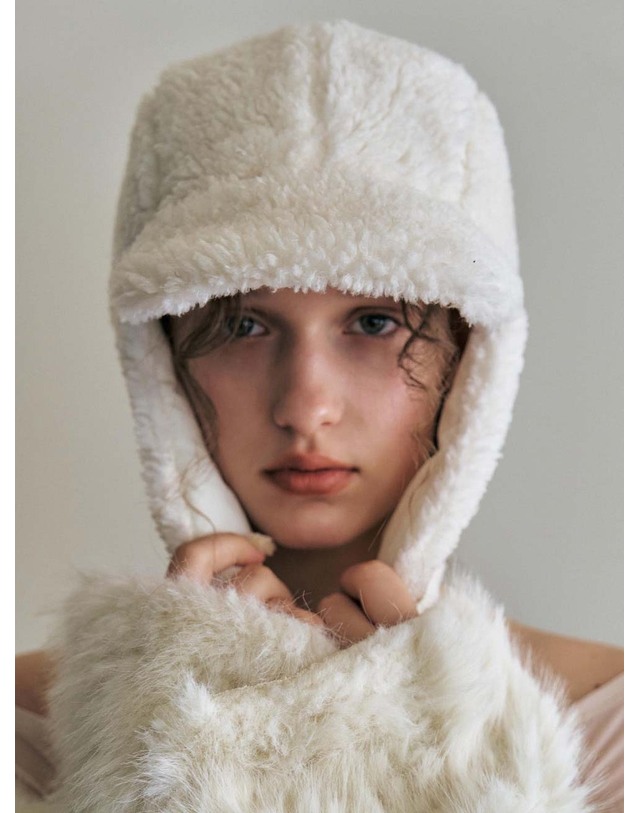 포에지담 PADDING EARFLAP HAT IN IVORY 착용컷