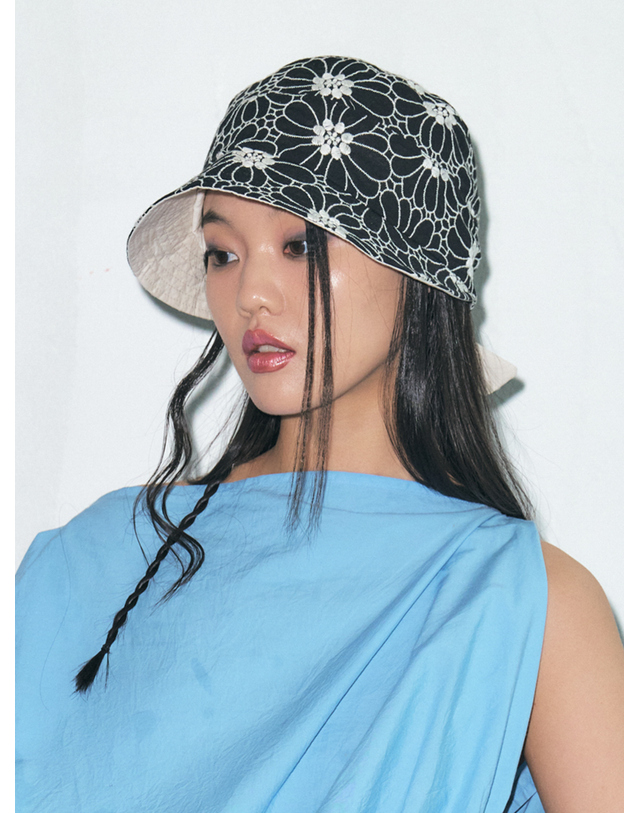 포에지담 LUCY KNOT BUCKET HAT IN BLACKBEIGE 착용컷
