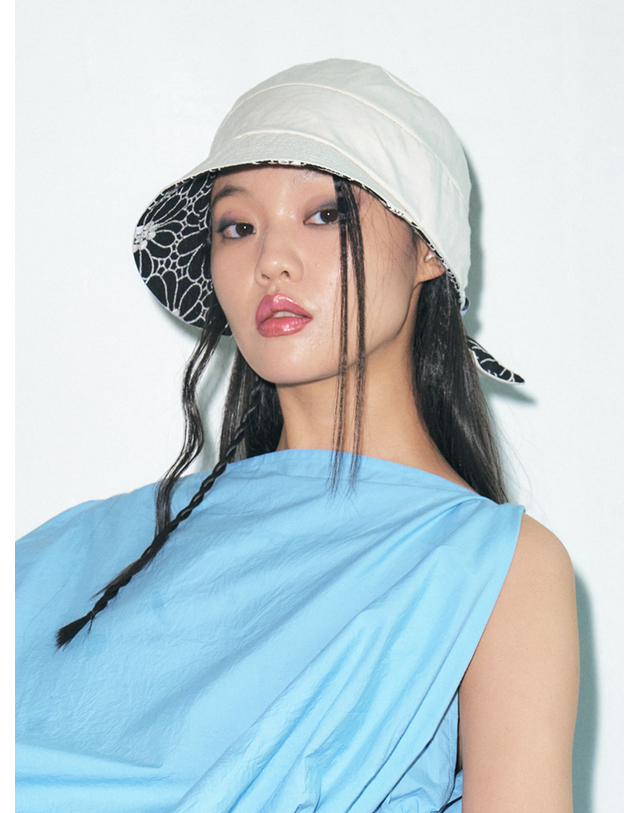 포에지담 LUCY KNOT BUCKET HAT IN BLACKBEIGE 착용컷