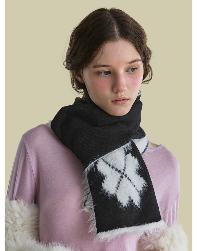 포에지담 DOUBLE CLOVER MUFFLER IN BLACK 착용컷