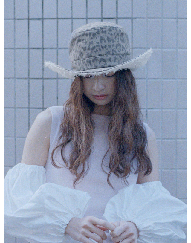 포에지담 LEOPARD FEDORA IN KHAKI FRINGE 착용컷