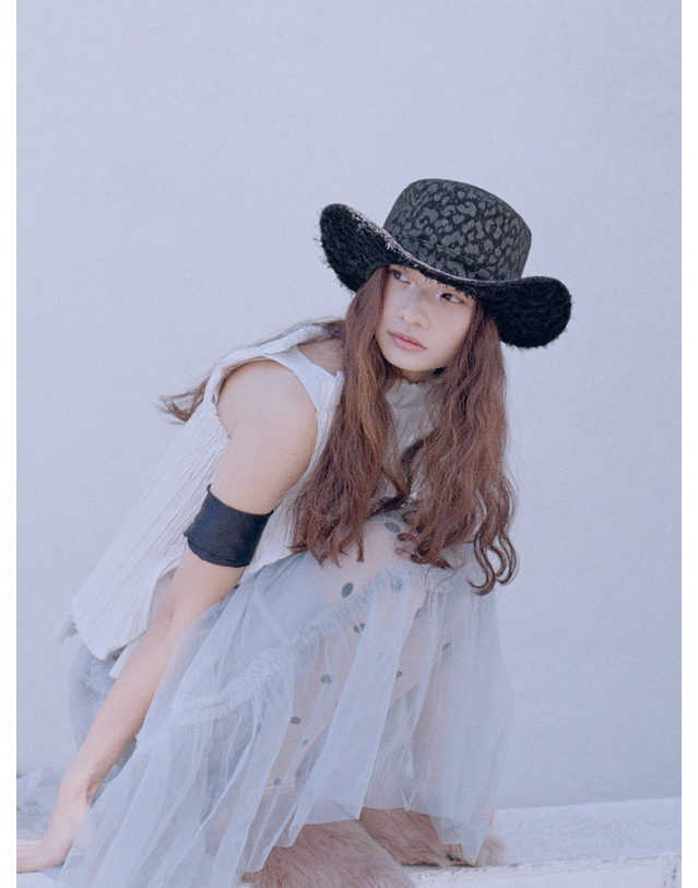 포에지담 LEOPARD FEDORA IN BLACK FRINGE 착용컷