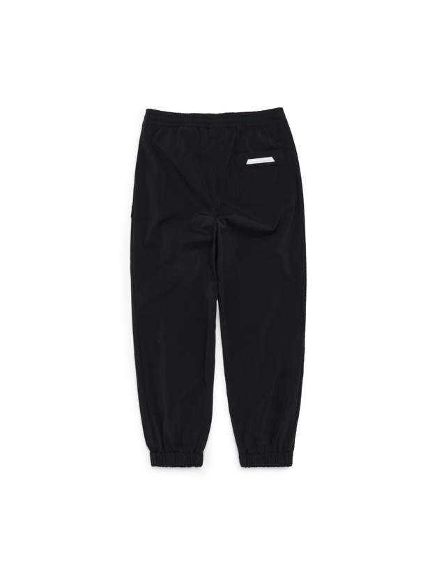 내셔널지오그래픽 키즈 내셔널지오그래픽키즈 K221UPT260 우븐 트레이닝 조거팬츠 CARBONBLACK 착용컷