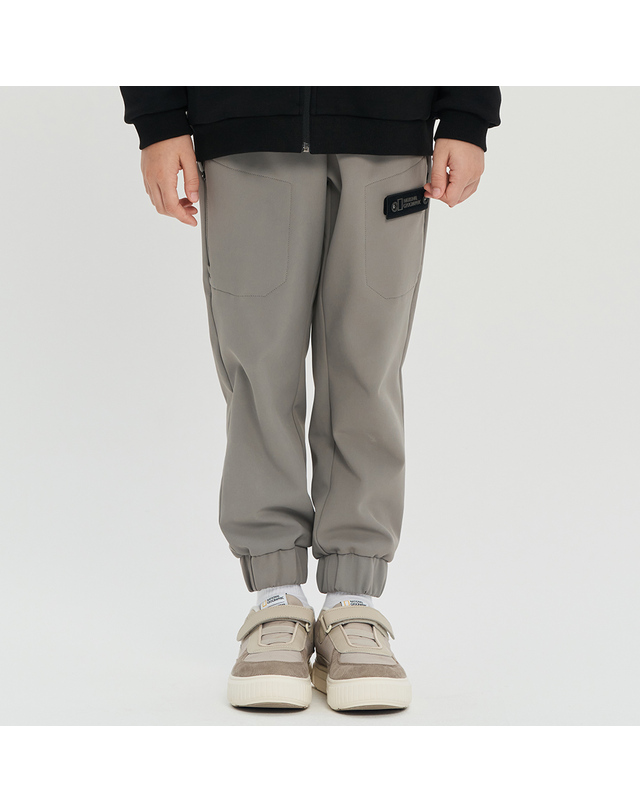 내셔널지오그래픽 키즈 내셔널지오그래픽키즈 K224UPT320 포켓 본딩 트레이닝 조거 팬츠 GRAYBEIGE 착용컷