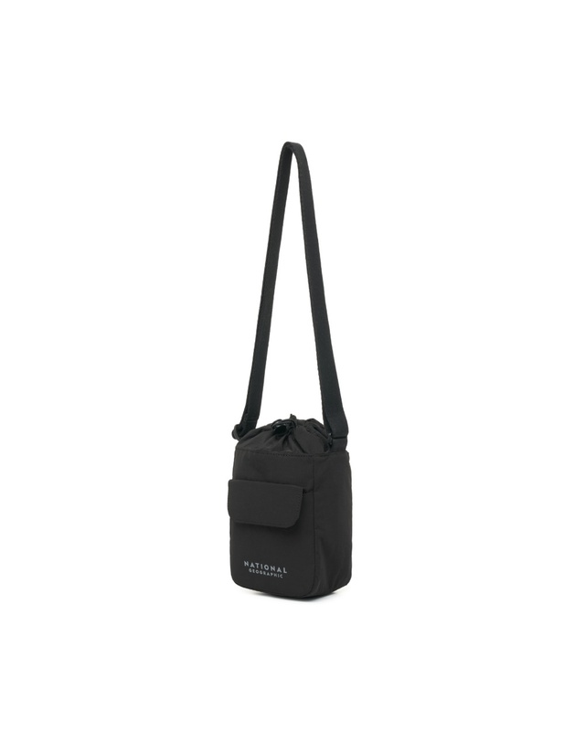 내셔널지오그래픽키즈 내셔널지오그래픽 키즈 K245KCR110 경량 미니버킷백 BLACK 착용컷