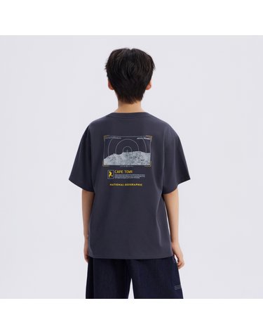 [최대 20% 쿠폰 혜택] K262UTS990 케이프타운 백그래픽 반팔 티셔츠 D/GREY