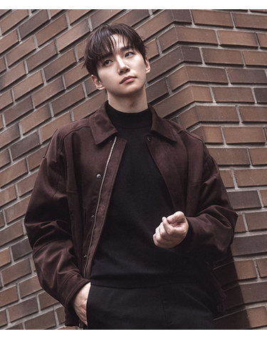 [리버클래시][26FW][이준호 PICK] LMF32803 다크브라운 인조가죽 커브드 라인 스웨이드 자켓