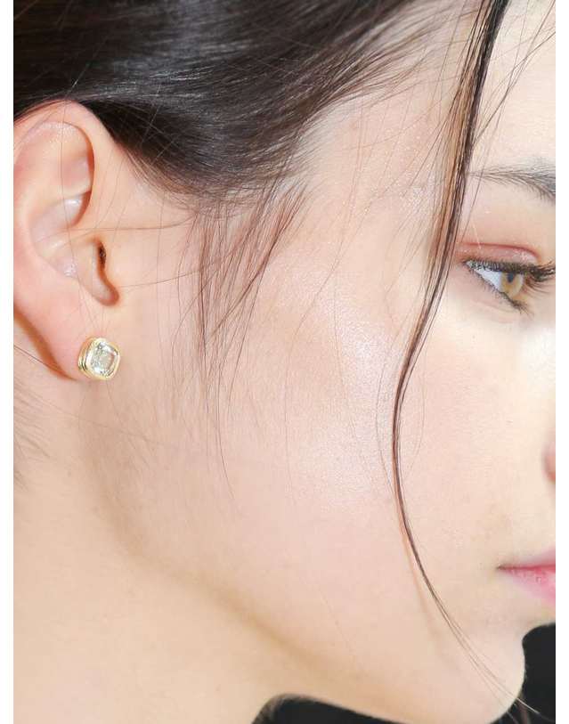 디파르베 925 silver + 18k gold 천연 그린수정 새틴 라인 귀걸이 착용컷