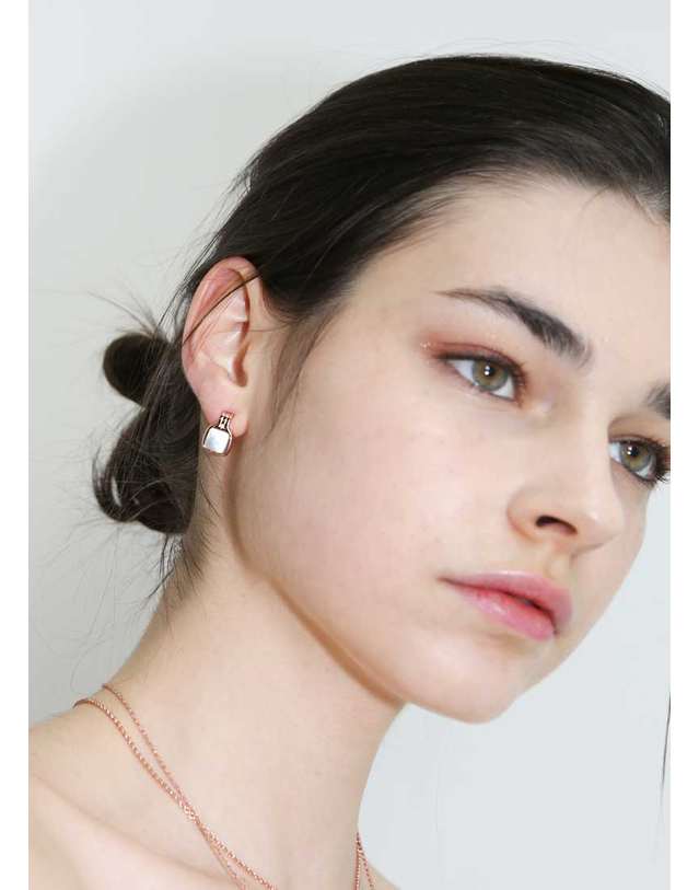 디파르베 925 silver + rose gold 천연 자개 새틴 귀걸이 착용컷