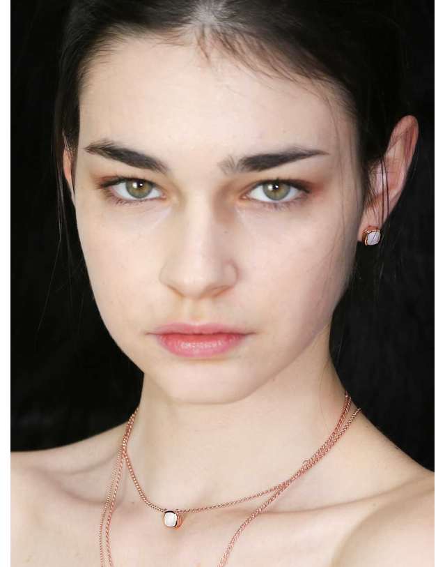 디파르베 925 silver + rose gold 천연 문스톤 라인 목걸이 착용컷