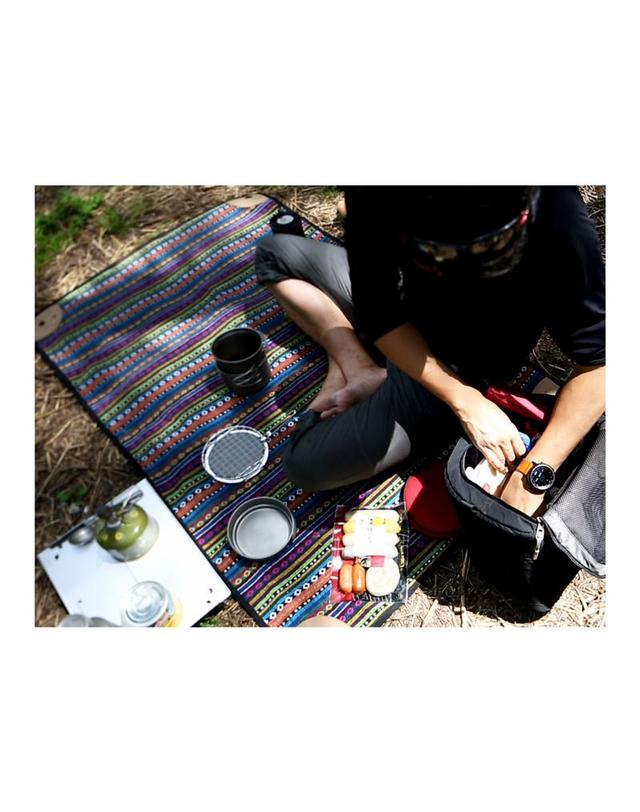 백컨트리 백컨트리 클래식 매트 캠핑 백패킹 텐트 매트 돗자리 착용컷