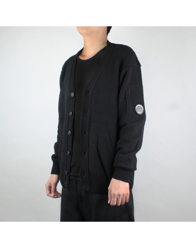 스톤아일랜드 [CP COMPANY] 렌즈 와펜 가디건 17CMKN048A 110149A 999 착용컷