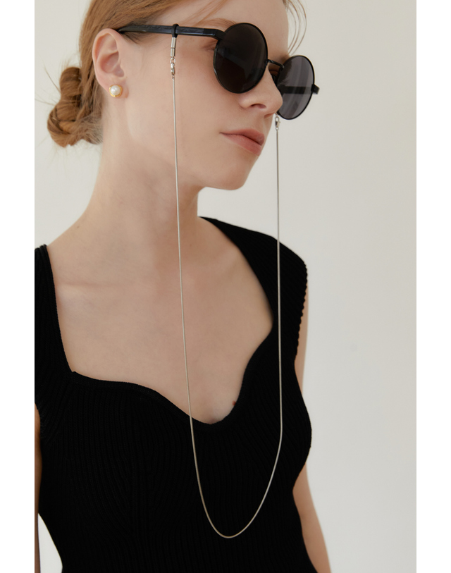 브릴러리 Urban Sunglass Chain - Silver 블랙 착용컷