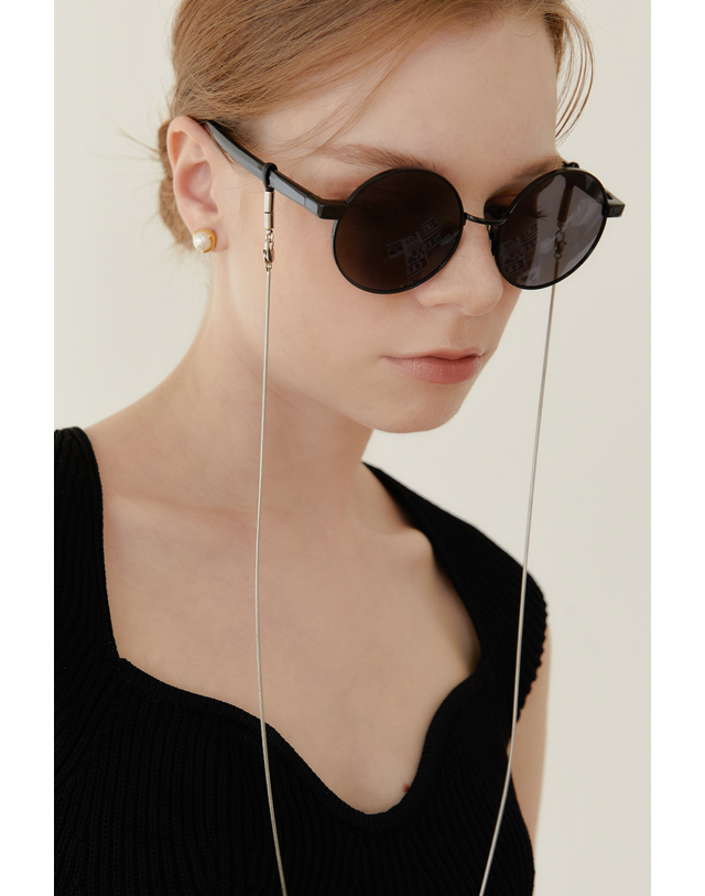 브릴러리 Urban Sunglass Chain - Silver 블랙 착용컷