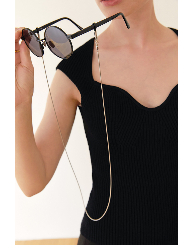 브릴러리 Urban Sunglass Chain - Silver 블랙 착용컷