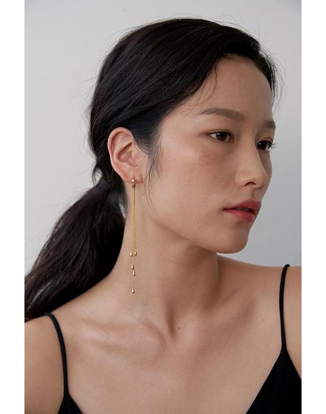 브릴러리 Morning Dew Unbalance Chain Earrings 실버 착용컷