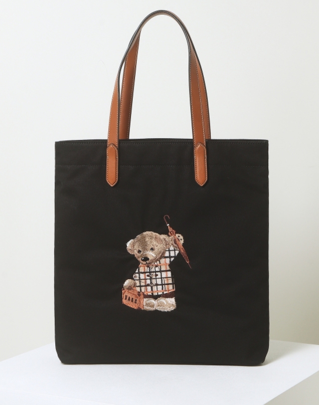 닥스 액세서리 [에코백][DAKS BEAR][닥스 베어] 블랙 곰돌이 자수장식 착용컷