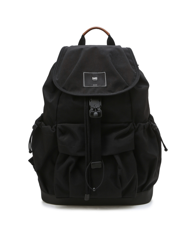 닥스 액세서리 [백팩(15인치 노트북 수납)][BALLOON][벌룬] 블랙 플랩 발수코팅 나일론 착용컷