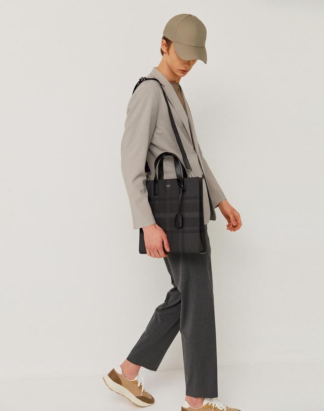 닥스 액세서리 [토트 백(S Size)][DAKS ESSENTIAL][닥스에센셜] 블랙 타탄체크 착용컷