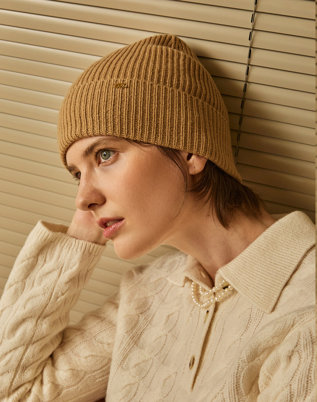 닥스 액세서리 베이지 로고장식 캐시미어 비니 착용컷
