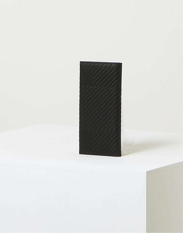닥스 액세서리 블랙 체크 소가죽 장지갑 착용컷