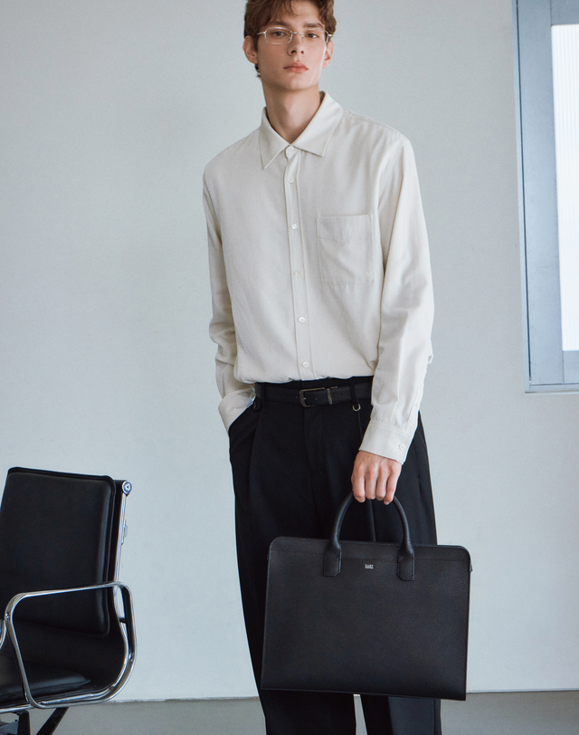 닥스 액세서리 블랙 로고장식 소가죽 서류가방 착용컷