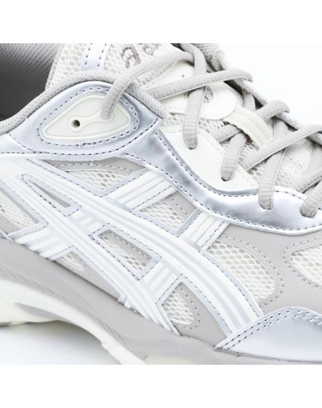 아식스 [해외직구] 26FW 아식스 GEL NYC 2 0 레더 앤 메쉬 트레이너 with 메탈릭 s 앤 cushioned sole 1203B225020 TP580123304 착용컷