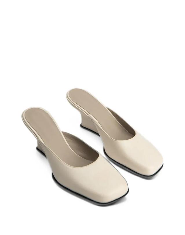 바이파 [해외직구] 26 FW BY FAR Caroo closed toe wedge mules MWFHC071LL001W TP460041419 착용컷