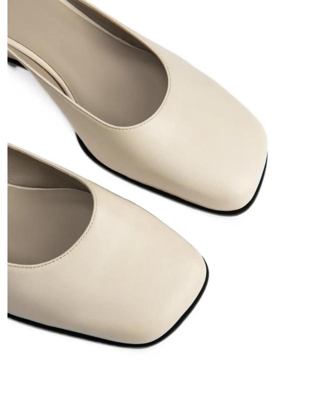 바이파 [해외직구] 26 FW BY FAR Caroo closed toe wedge mules MWFHC071LL001W TP460041419 착용컷