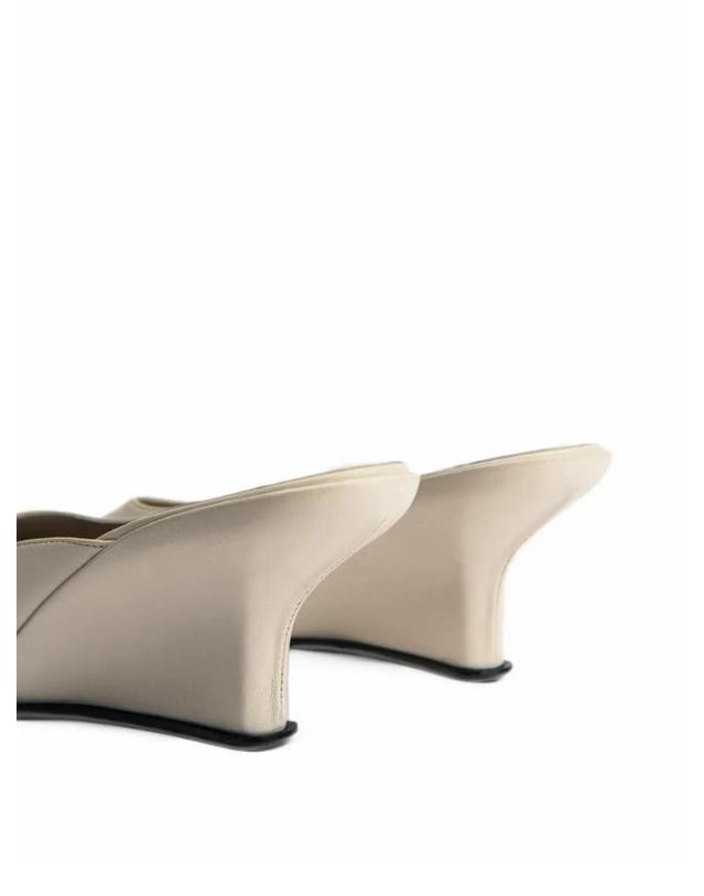 바이파 [해외직구] 26 FW BY FAR Caroo closed toe wedge mules MWFHC071LL001W TP460041419 착용컷