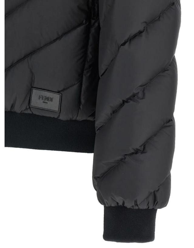 펜디 [해외직구] 26SS Fendi 리버시블 푸퍼 자켓 with 후드 앤 로고 패치 on 프론트 in 블랙 테크 패브릭 for 맨 FAA969AVIFF0GME TP580090187 착용컷