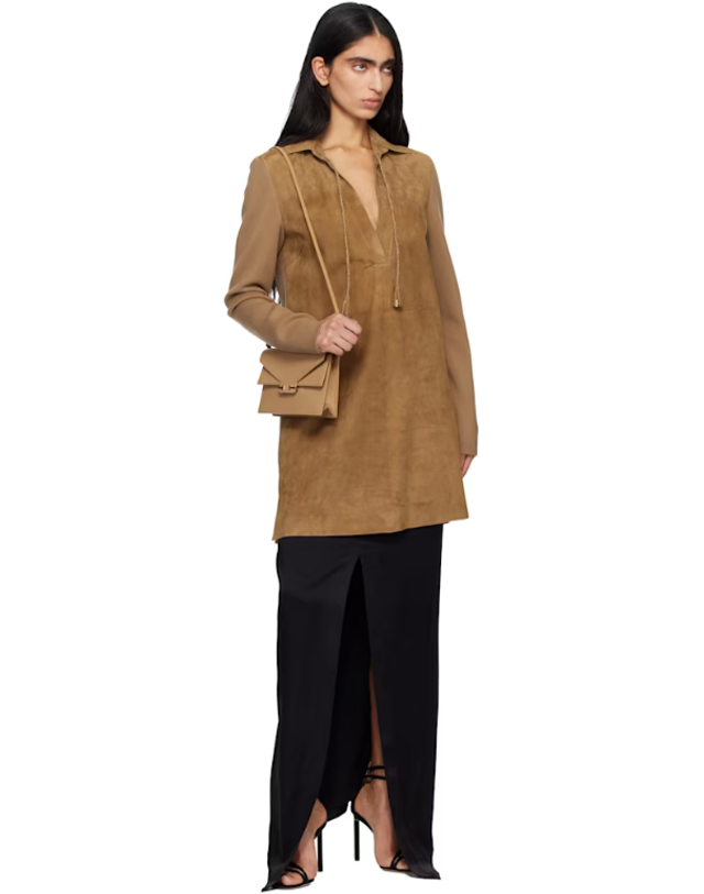 톰포드 [해외직구] 26 FW 톰포드 베이지 미니 서플 그레인 가죽 오브 숄더백 261076F048000 착용컷