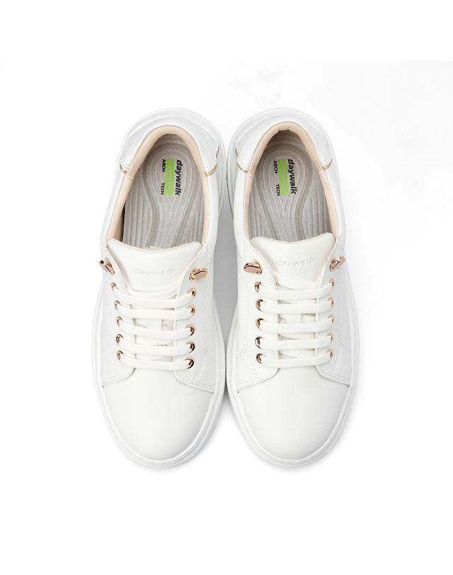 데이워크 데이워크 발편한 아치깔창 여성 스니커즈 써밋 화이트 DW30037-WH 착용컷