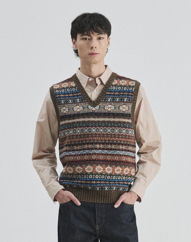 건지울른스 건지울른스 세인트피터 페어아일 브이넥 베스트 - 브라운 착용컷
