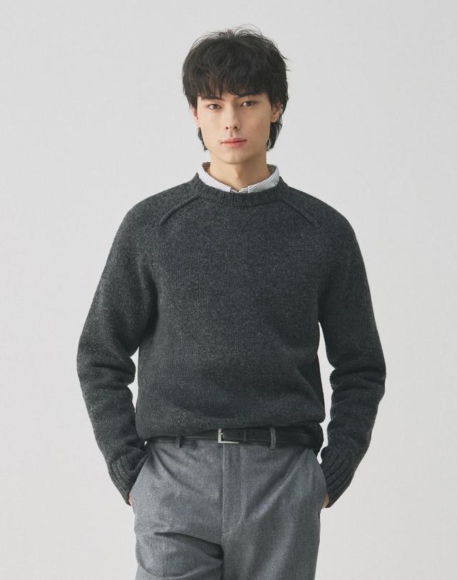 건지울른스 건지울른스 셔틀랜드울 스트럭쳐 새들 크루넥 스웨터 - 멜란지 차콜 착용컷
