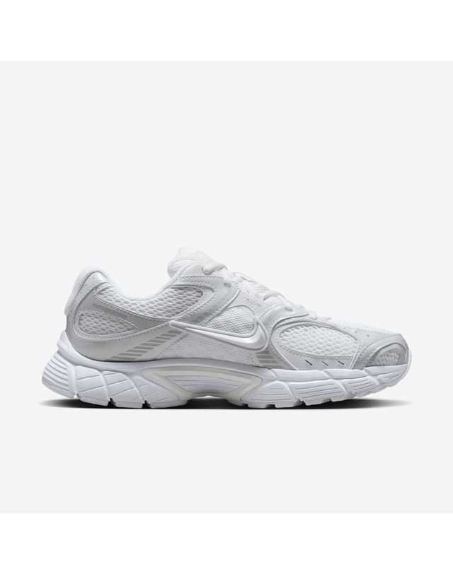나이키 나이키 V5 RNR 화이트 메탈릭 실버 HQ7901-101 착용컷