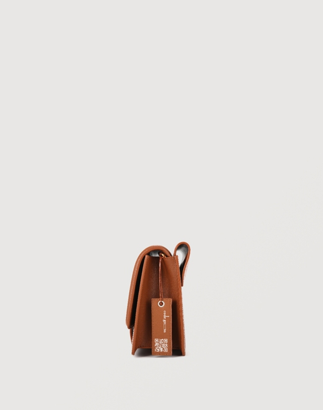 코드그린 Scarf Strap Nest Bag (Camel) 착용컷