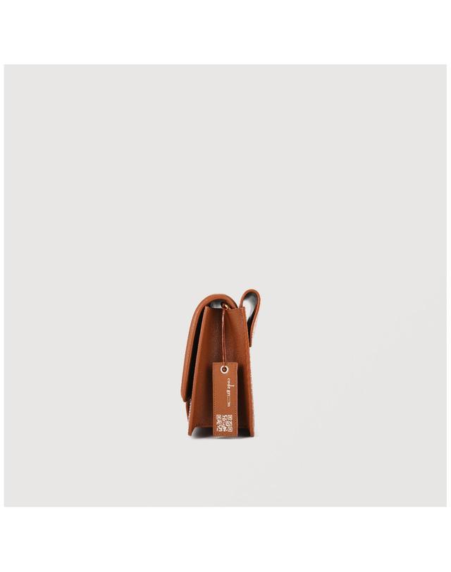코드그린 Scarf Strap Nest Bag (Camel) 착용컷