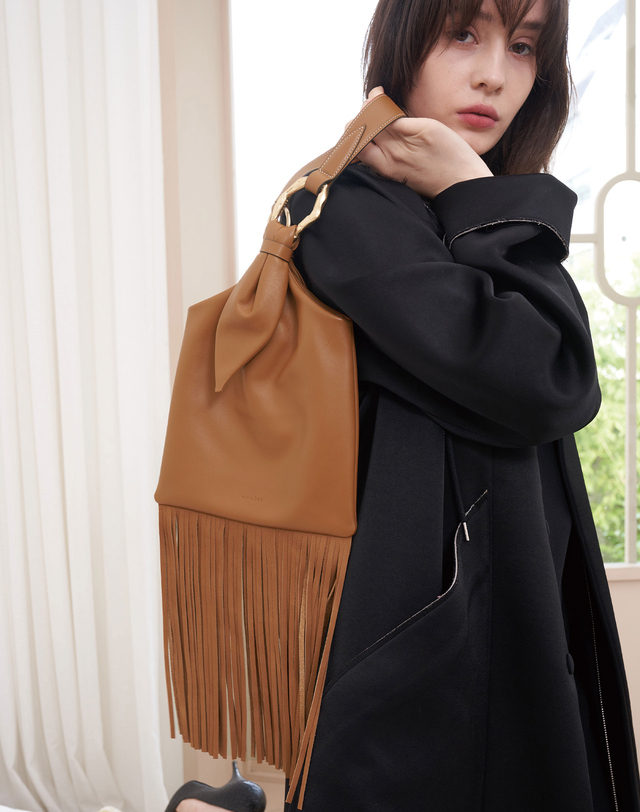 아마디 아마디 아미 프린지백 Ami fringe Tan 블랙 착용컷