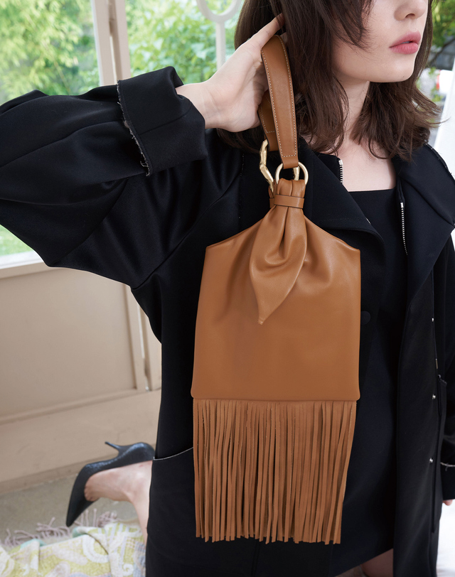 아마디 아마디 아미 프린지백 Ami fringe Tan 블랙 착용컷