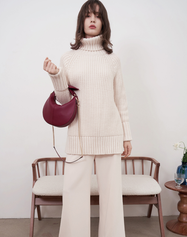 아마디 아마디 아멜리에 스몰백 Amelie Small Bordeaux 아이보리 착용컷