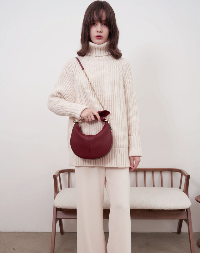 아마디 아마디 아멜리에 스몰백 Amelie Small Bordeaux 아이보리 착용컷
