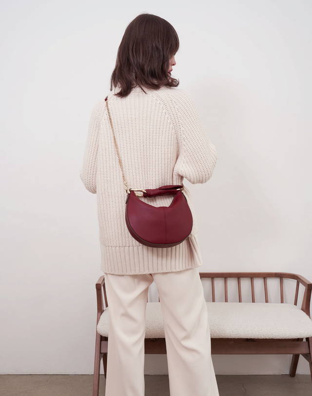 아마디 아마디 아멜리에 스몰백 Amelie Small Bordeaux 아이보리 착용컷