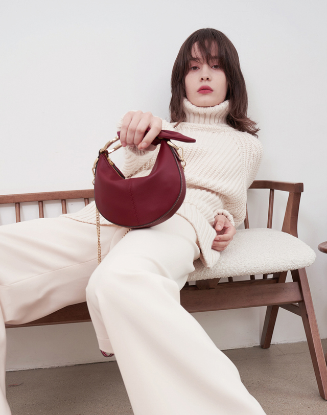 아마디 아마디 아멜리에 미니백 Amelie Mini Bordeaux 아이보리 착용컷