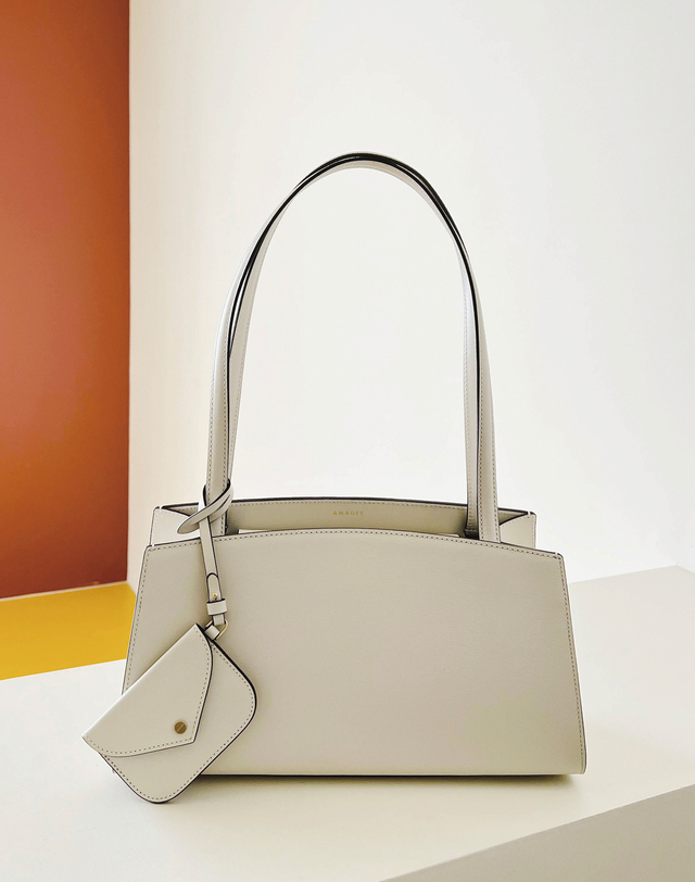 아마디 아마디 보이드 미디움백 Boyd Medium Light Oatmeal 화이트 착용컷